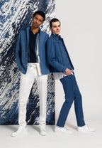 look duo hommes chemise lin bleu pantalon lin blanc blouson trucker bleu et pantalon bleu