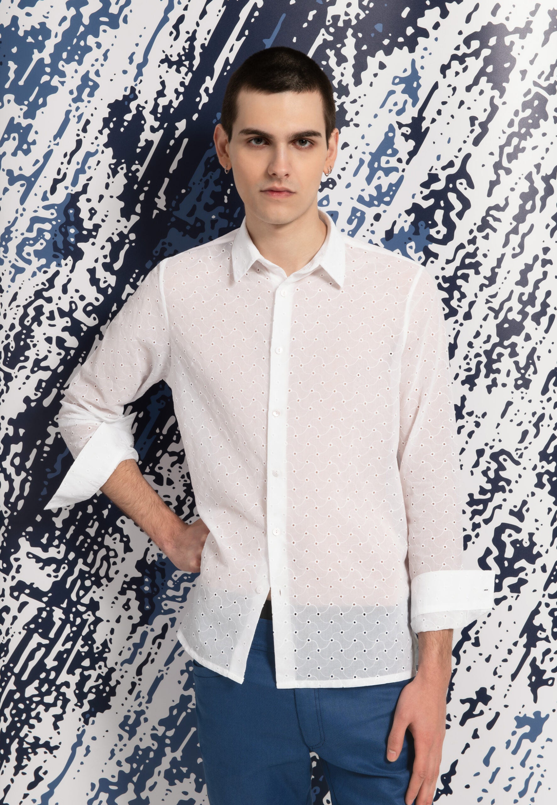 look homme chemise coton blanche transparente pantalon bleu