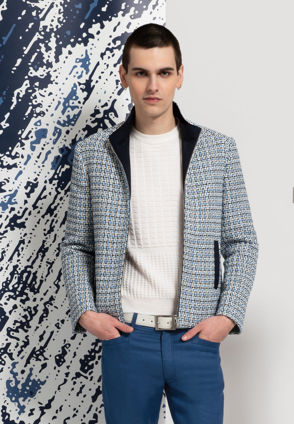 look homme blouson motif tissé et pull blanc
