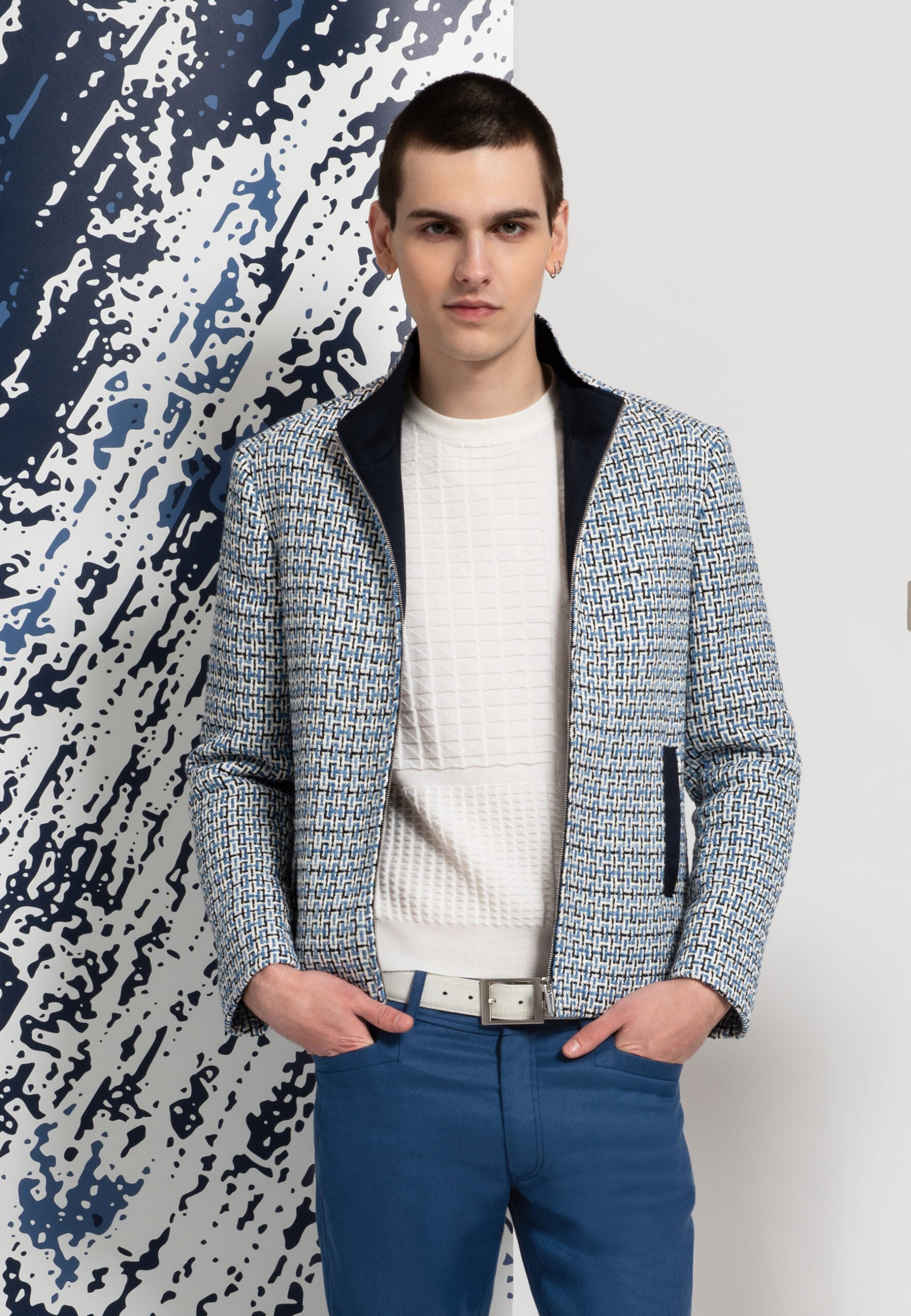 look homme blouson motif tissé et pull blanc