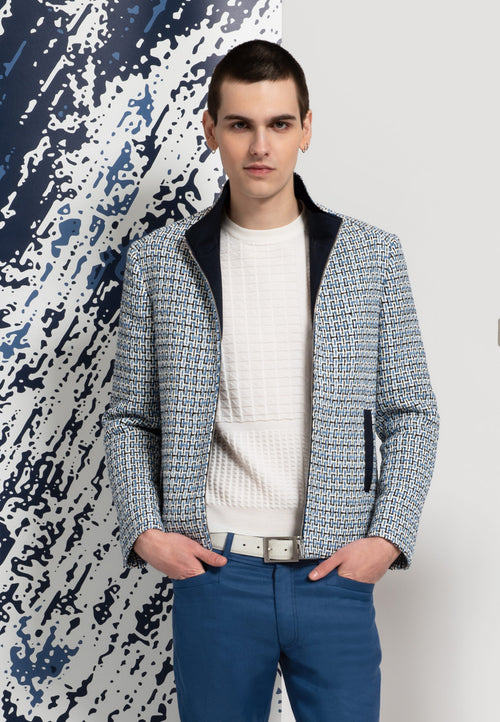 look homme blouson motif tissé et pull blanc