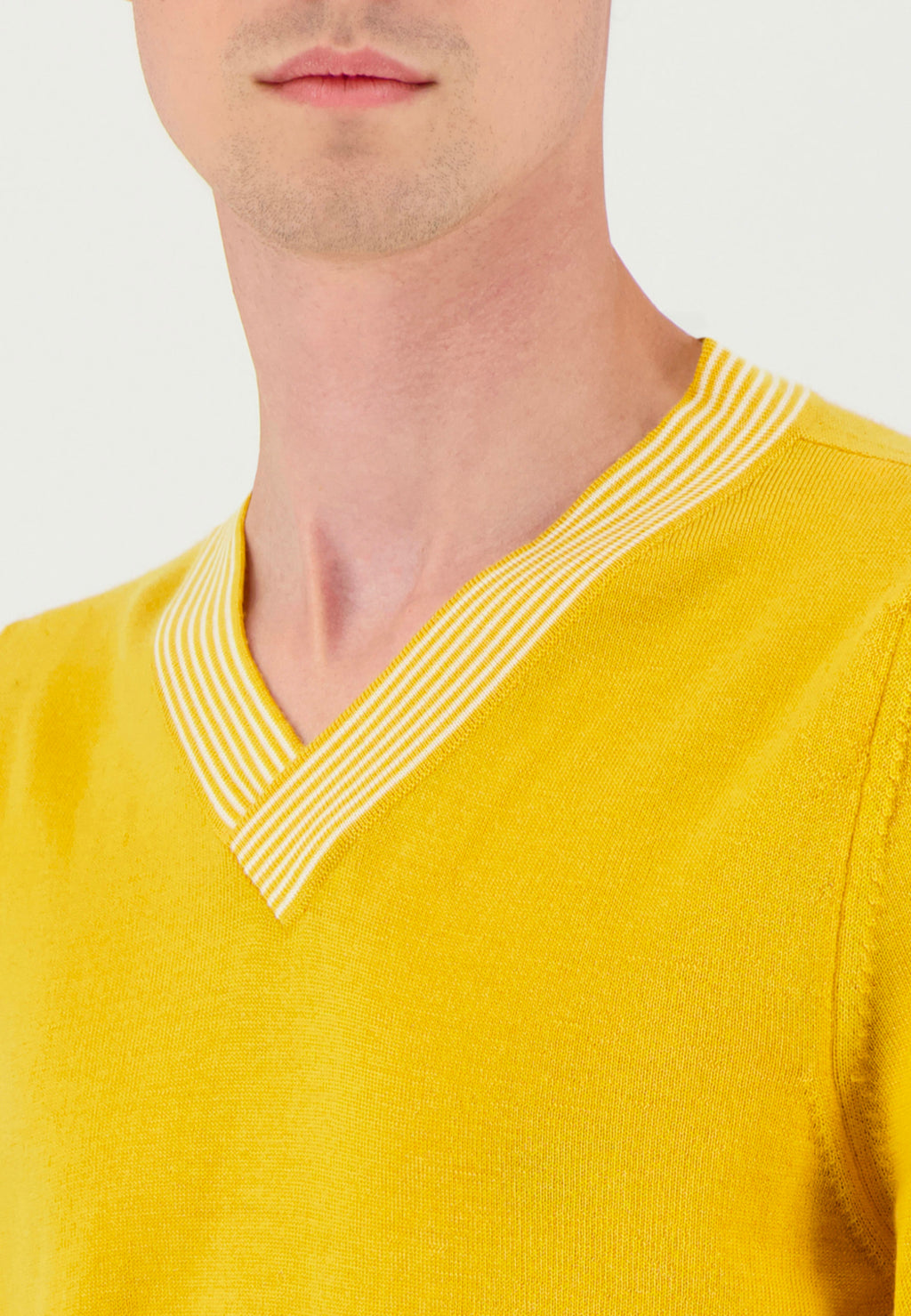 Pull col V jaune – Image 2