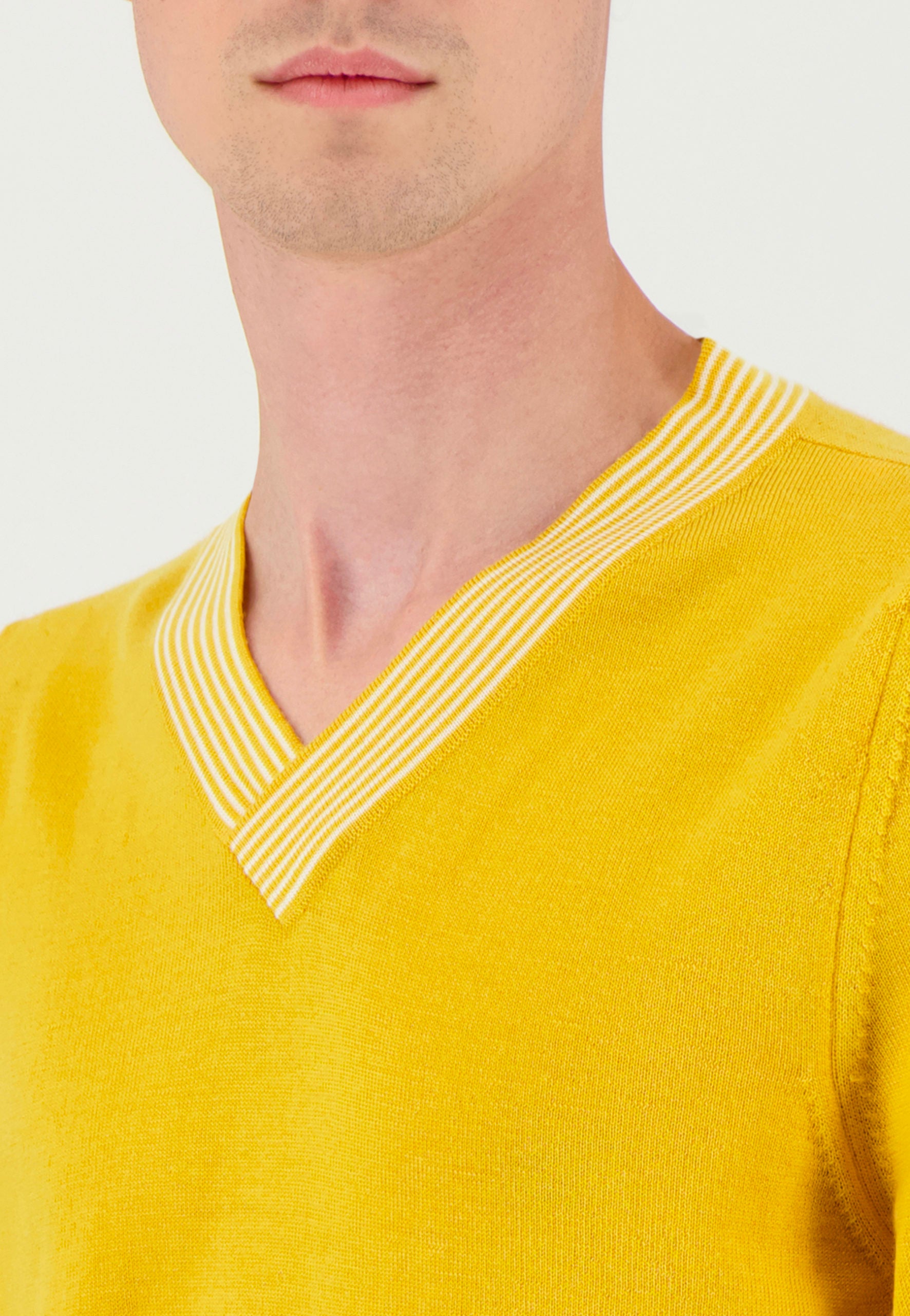 Pull col V jaune – Image 2