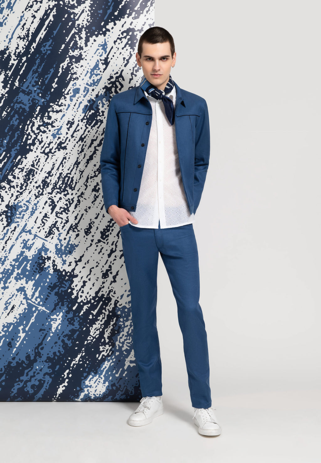 blouson homme trucker bleu pantalon bleu chemise blanche